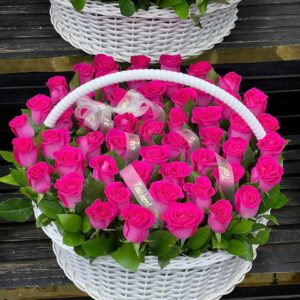 51 розовых роз в корзине