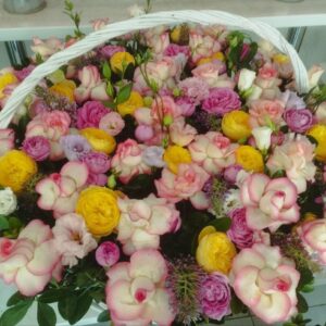 розы в корзине