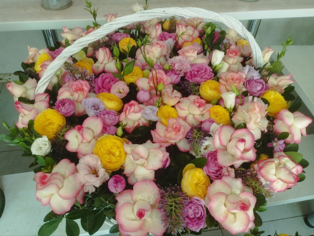 розы в корзине