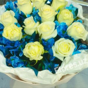 Букет из 13 белых роз с альстромериями