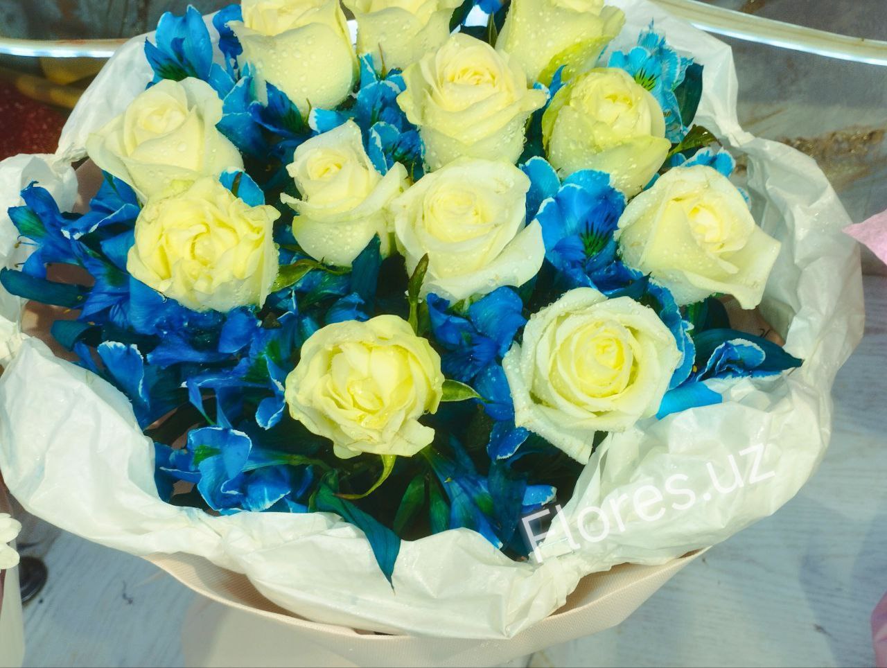 Букет из 13 белых роз с альстромериями