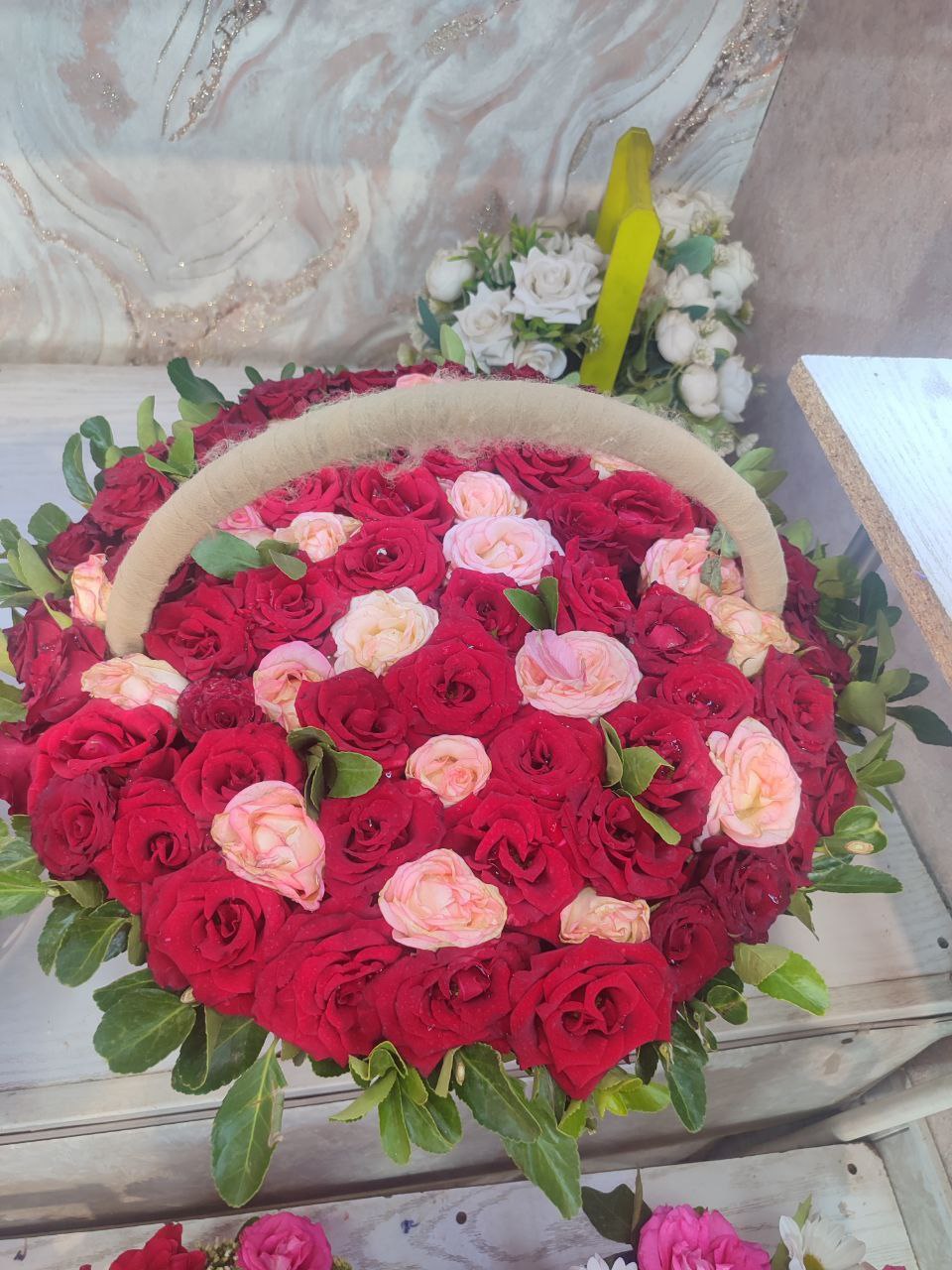 Розы в корзине