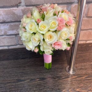 Букет с бело-розовыми розами и синим акцентом