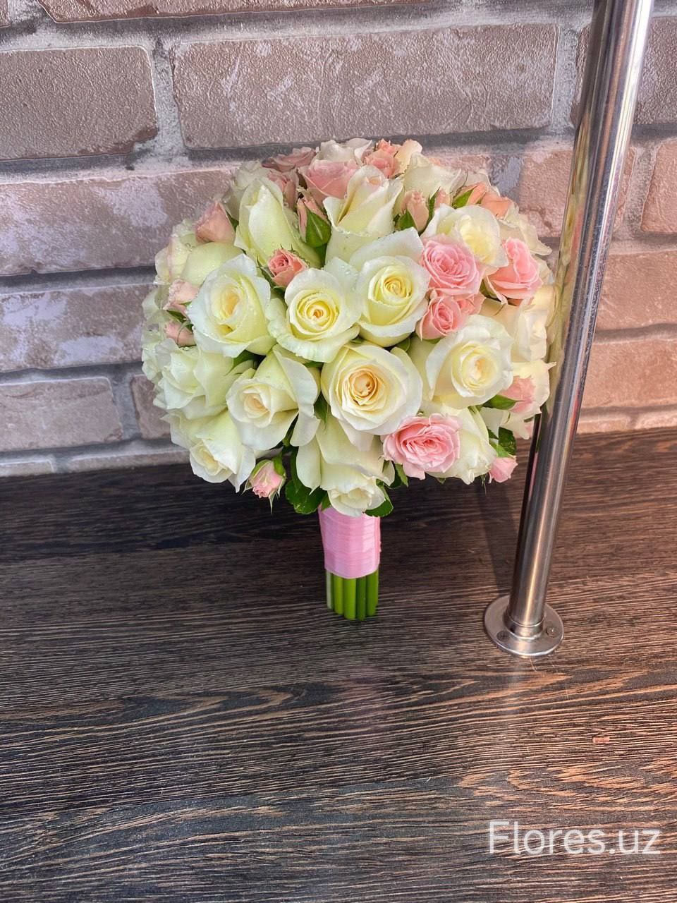 Букет с бело-розовыми розами и синим акцентом