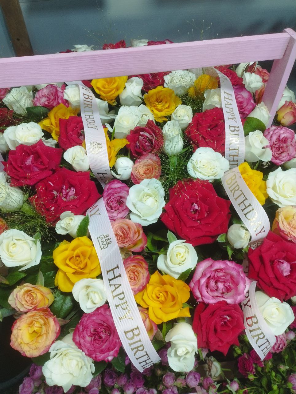 Разноцветные розы Happy Birthday