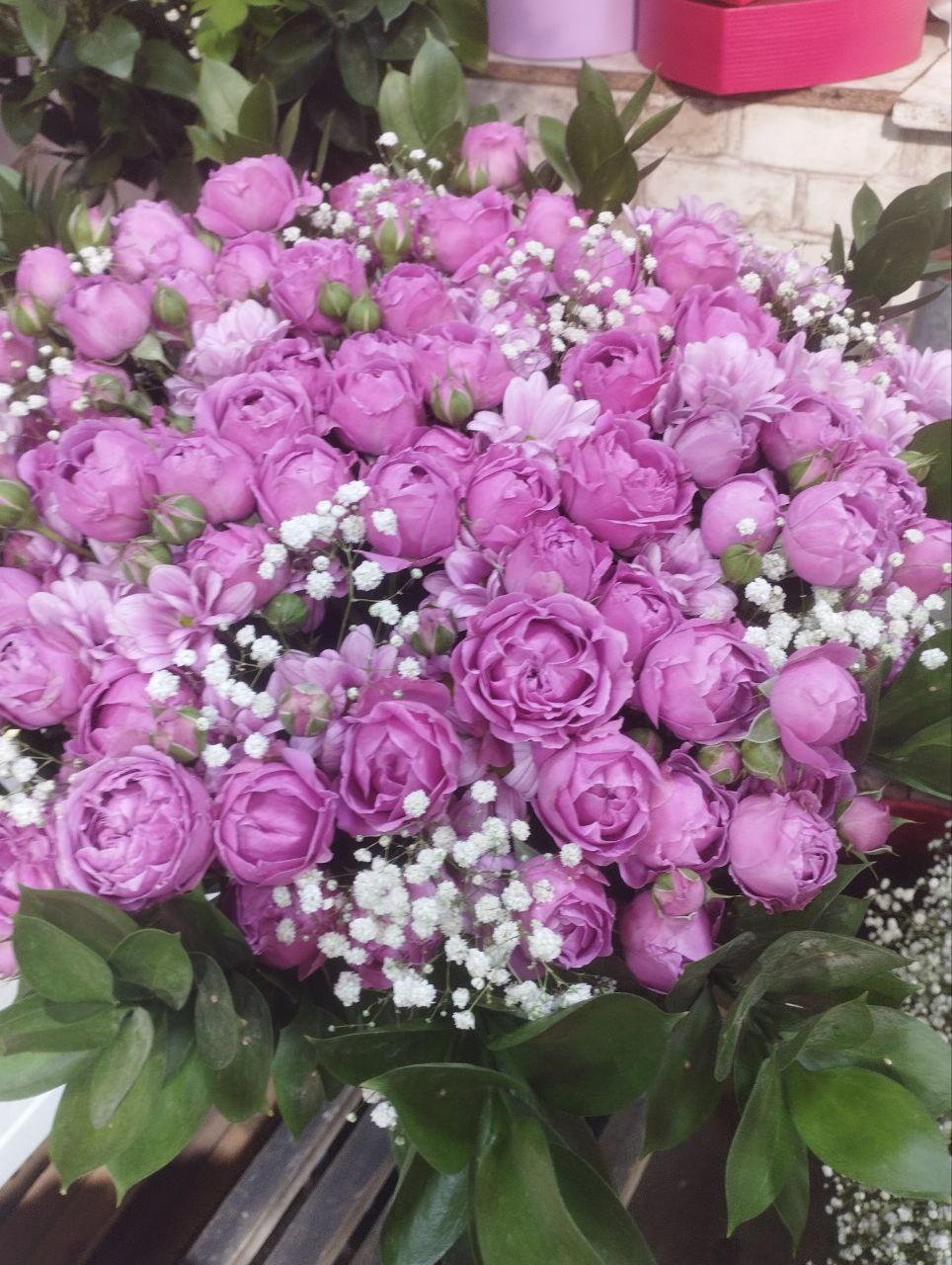 Букет с сиреневыми розами и гипсофилой