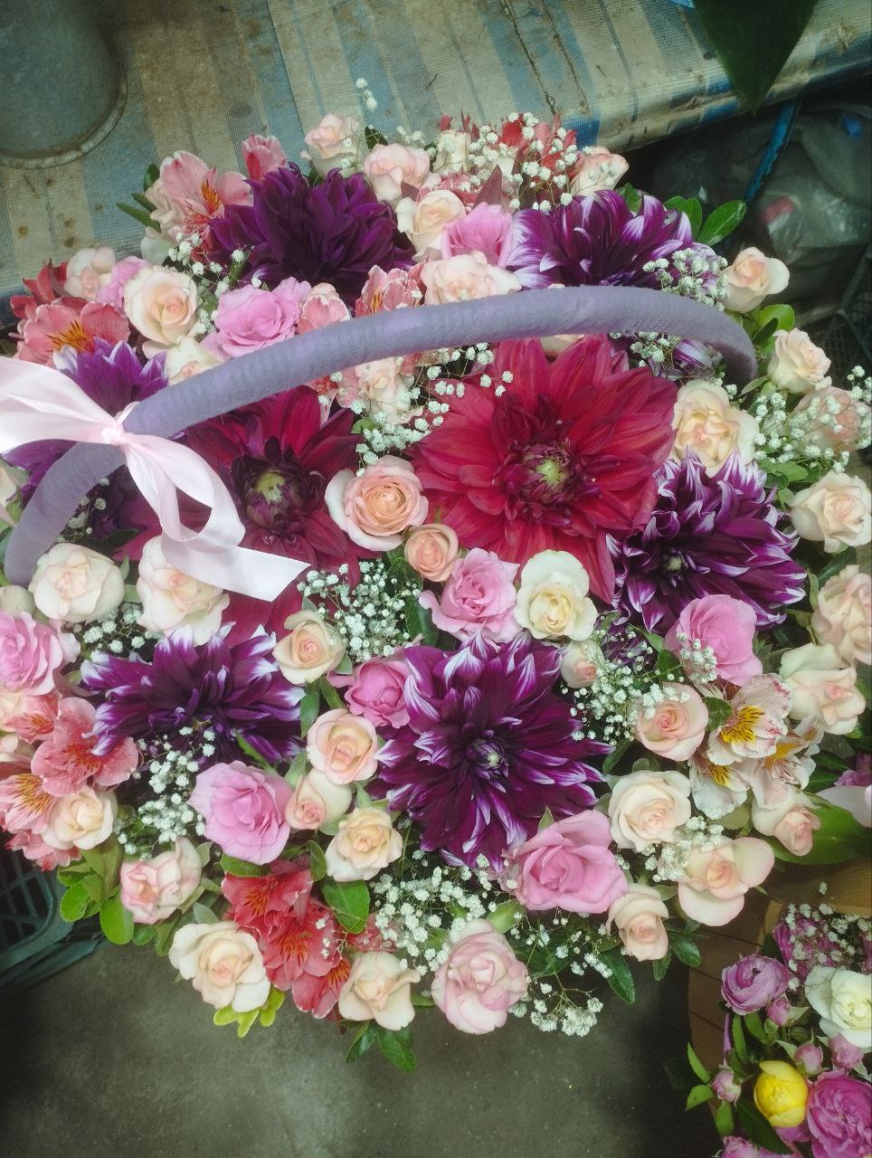 Корзина с бордовыми и розовыми цветами