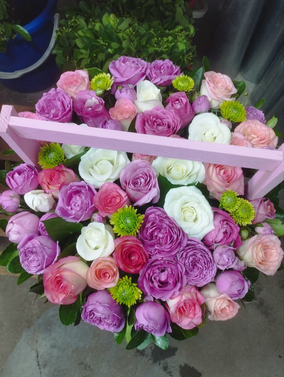 Коробка с разноцветными розами и пионами