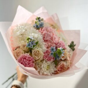 Букет с розовыми и белыми цветами