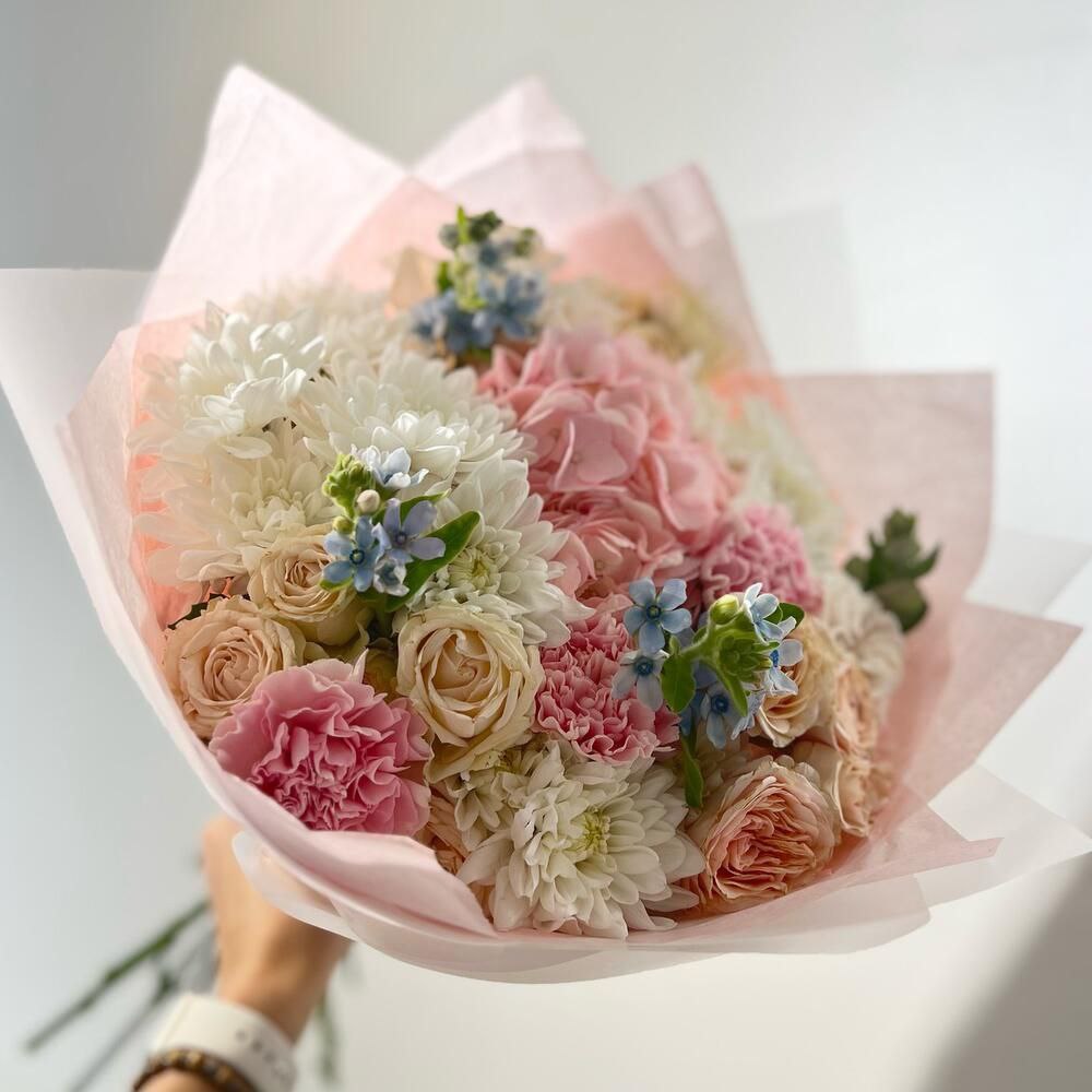 Букет с розовыми и белыми цветами