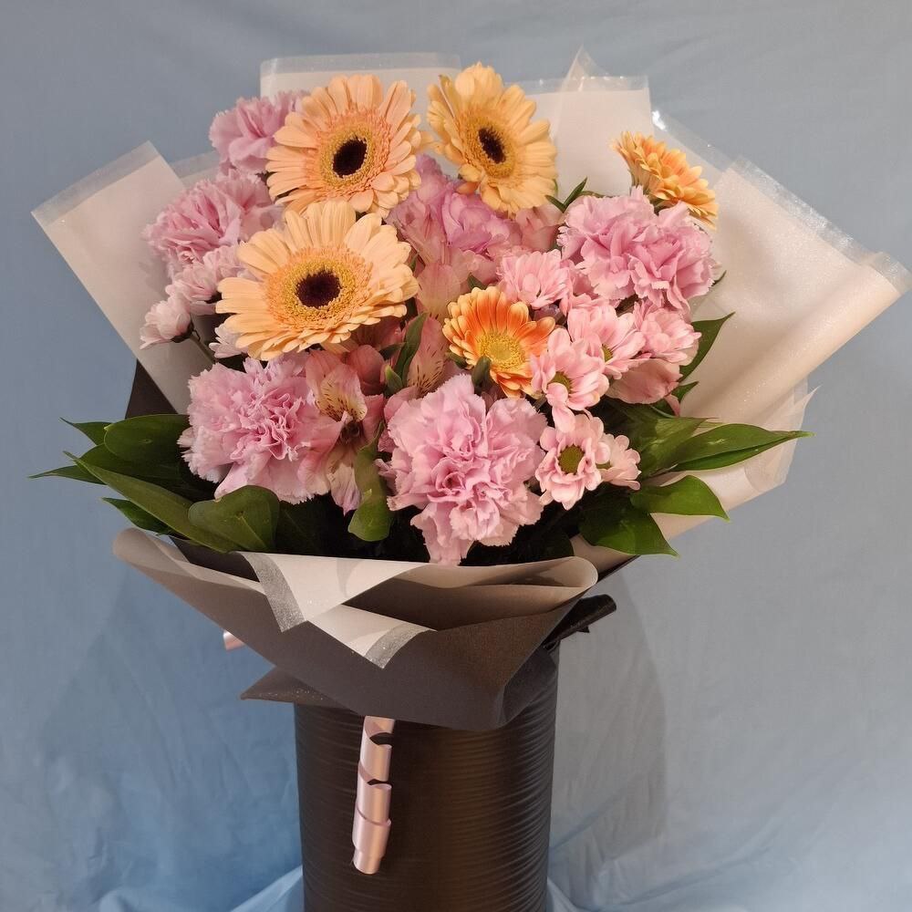 Букет с герберами и гвоздиками