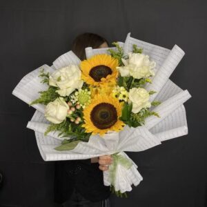 Букет с подсолнухами и розами