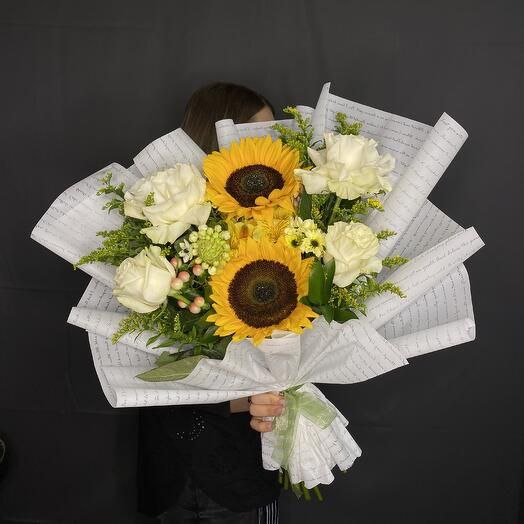 Букет с подсолнухами и розами