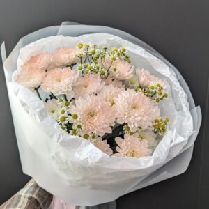 Букет с персиковыми хризантемами