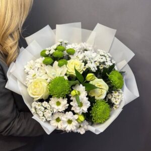 Букет с белыми розами и зелеными хризантемами