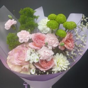 Букет с розовыми и пастельными цветами