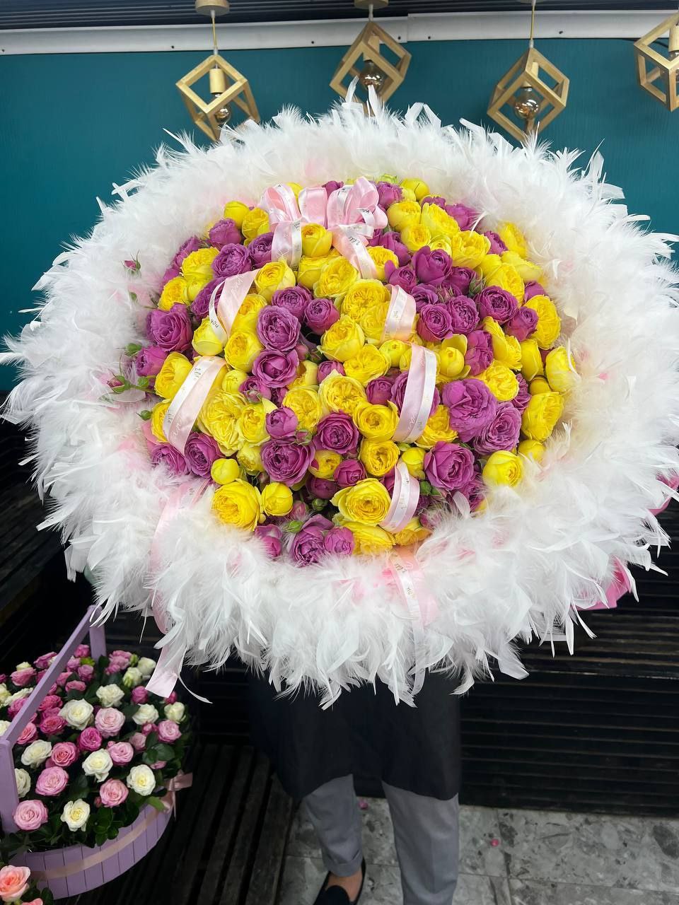 Букет жёлтых и фиолетовых роз с перьями