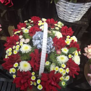 Корзина с красными розами