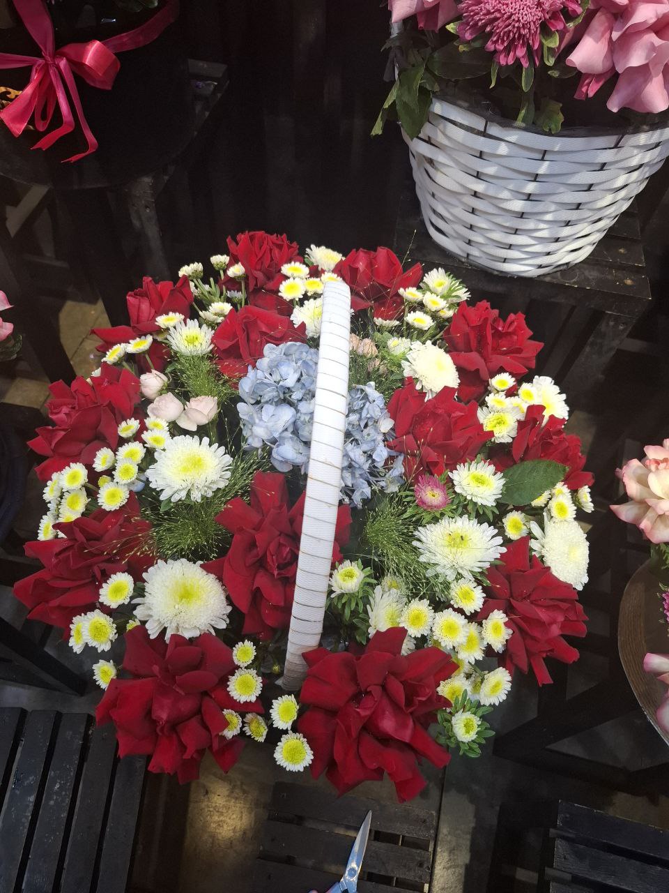 Корзина с красными розами